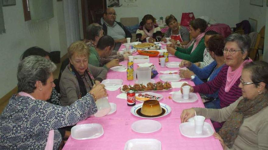 Reparto de lazos rosas y un concurso de repostería en el Día del Cáncer de Mama