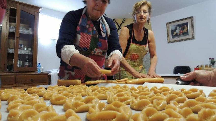 Elaboración de las típicas roscas del Bendito Cristo.