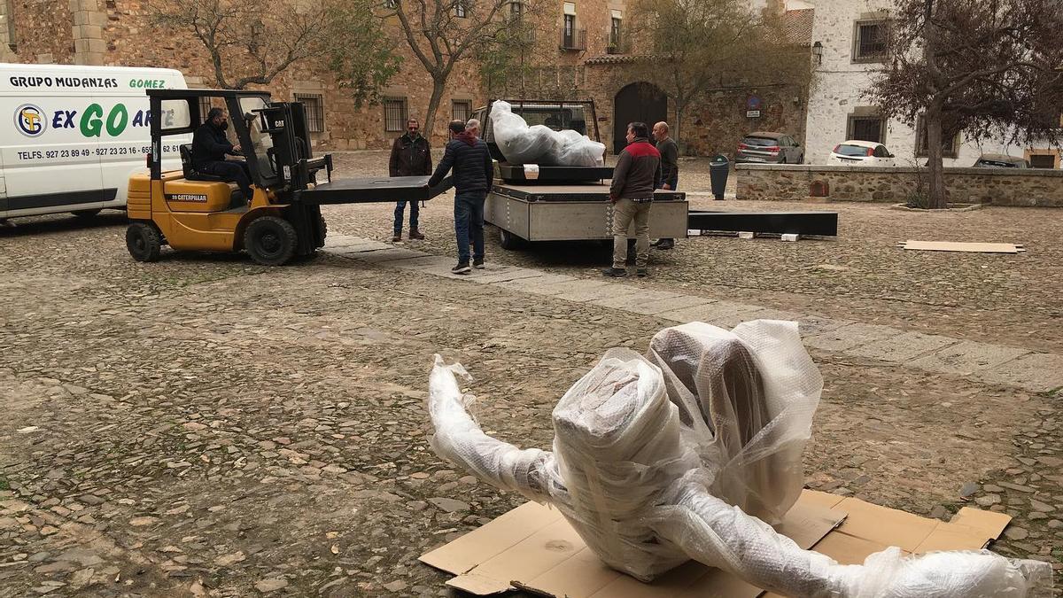 Las piezas llegaron en camión y se procedió a su montaje.