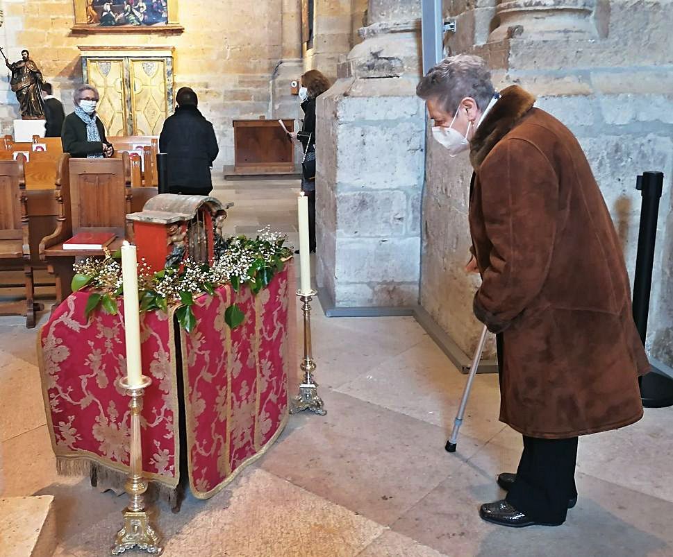 Una vecina venera el cráneo de San Valentín con una inclinación. | M. J. C.