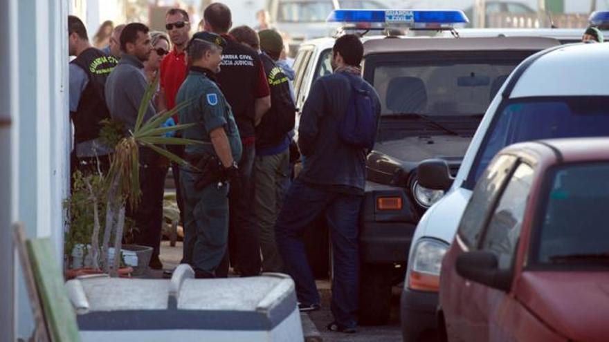 Uno de los detenidos, con chaleco gris, antes del registro policial en su casa de El Cotillo.| carlos de saá