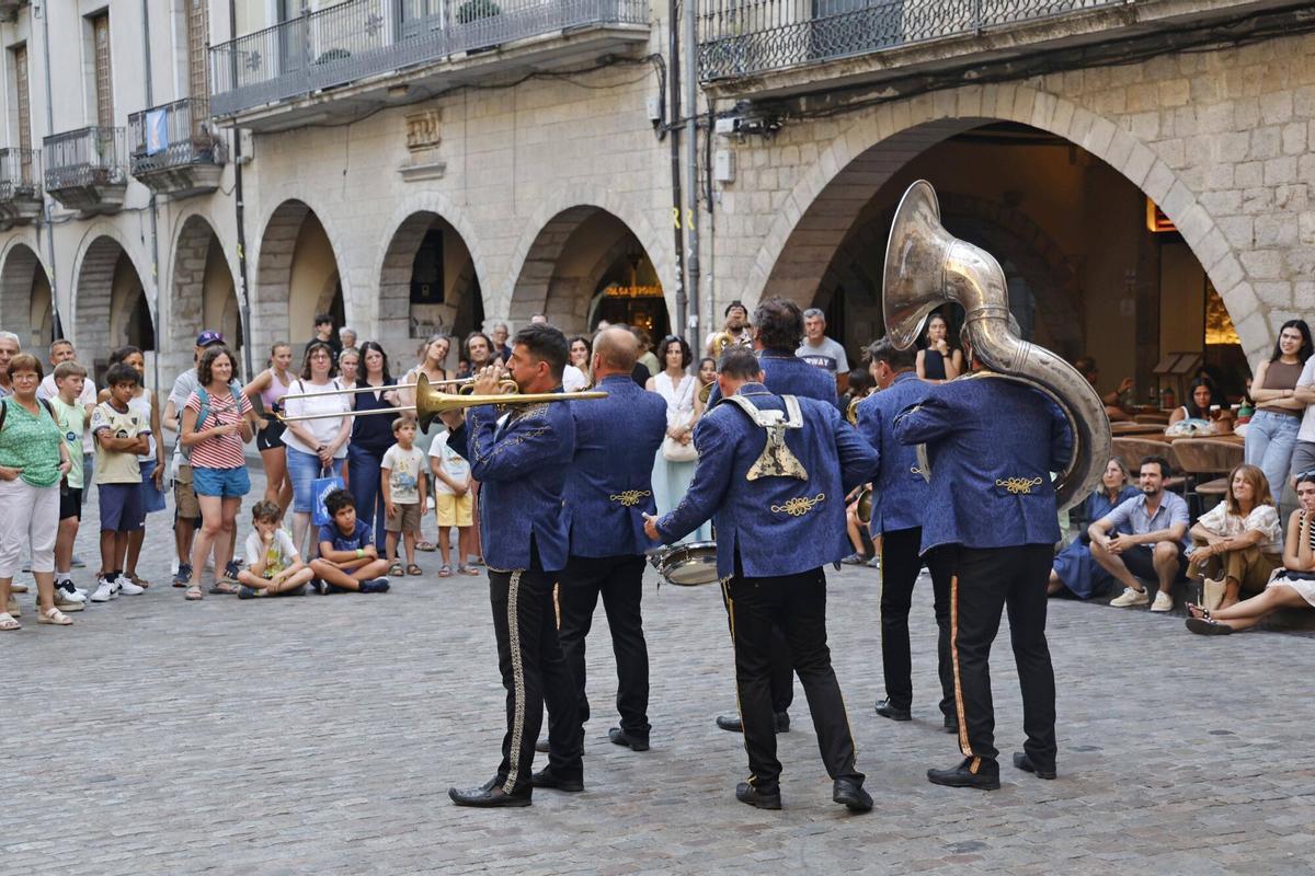 Les imatges de l'espectacle de carrer Fantasies Kikiristaneses dins el cicle Nit d'estiu del Caixaforum