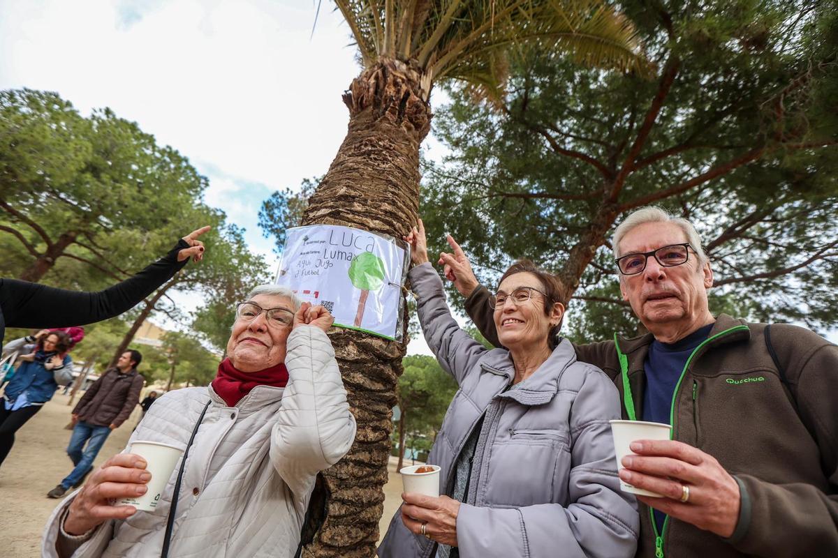 Vecinos del parque de Joan Miró, en una jornada de apadrinamiento de árboles y en contra de las obras.