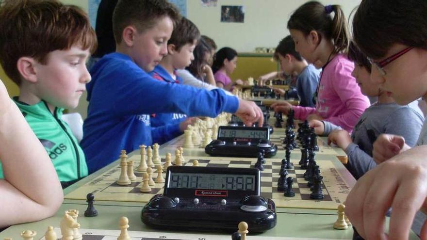 Dos momentos del torneo didáctico que organizó ayer el colegio Manuel Fernández Juncos.