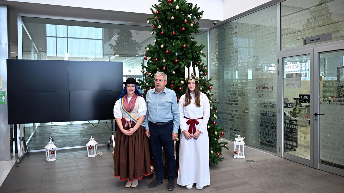 Marco Aurelio Pérez, junto a Juliana Correa Moreira y Lucía González Ramírez.