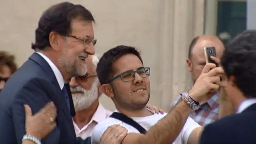 Rajoy, de selfis con los ciudadanos