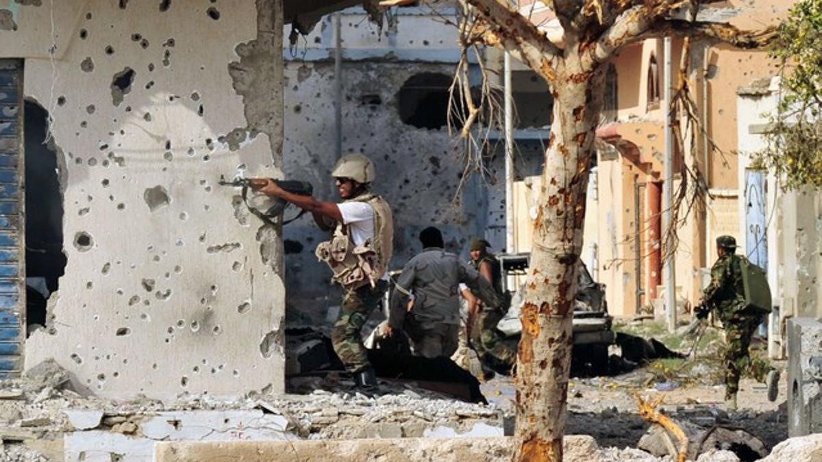 Rebeldes libios, durante combates en Sirte, el miércoles.