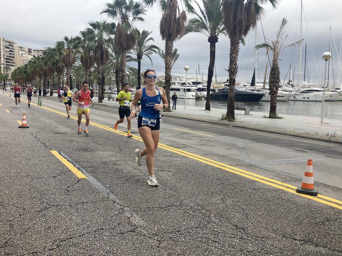 Atletismo. Palma Marathon Mallorca. La británica Hayley Tilley, en el paso por el kilómetro 22