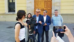 Los candidatos de los grupos de la oposición de L’Hospitalet en una rueda de prensa frente al Ayuntamiento.