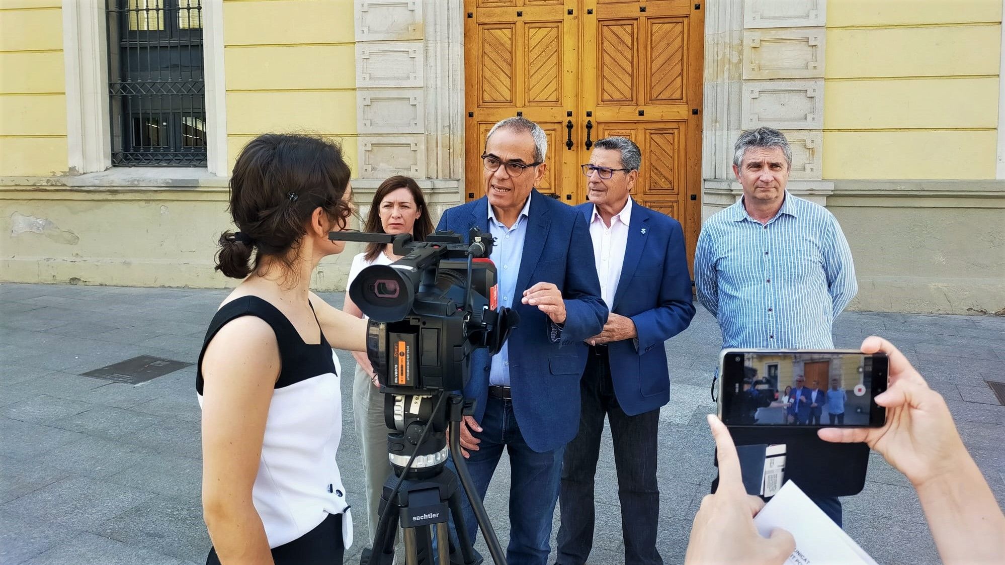 Los candidatos de los grupos de la oposición de L'Hospitalet en una rueda de prensa frente al Ayuntamiento.