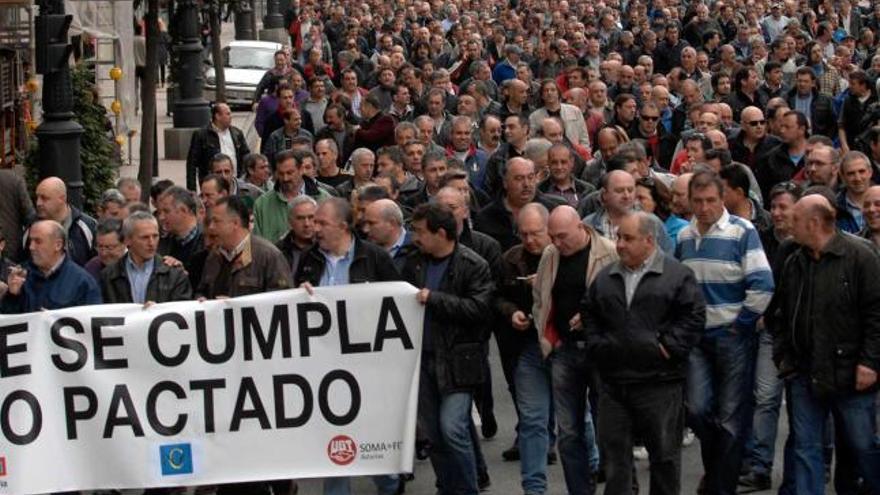 Centenares de mineros por las calles de Oviedo protestan contra los recortes en sus pensiones.