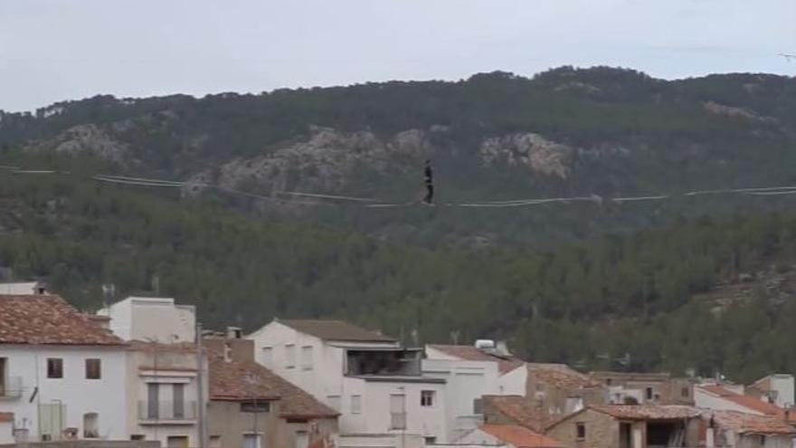 Cruzan un pueblo andando sobre un cable.