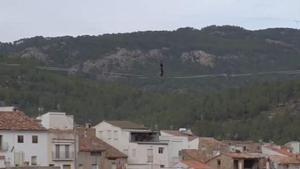 Cruzan un pueblo de Castellón andando sobre un cable