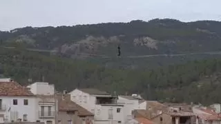 La última locura: cruza un pueblo de Castellón andando sobre un cable