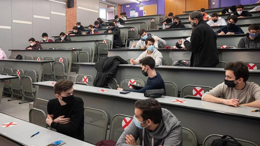 Alumnes en un examen presencial de la UPC