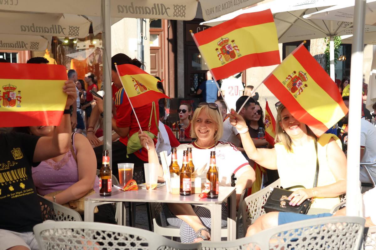 Final del Mundial de fútbol - Aficionados de la selección española ven la final en la Plaza Mayor