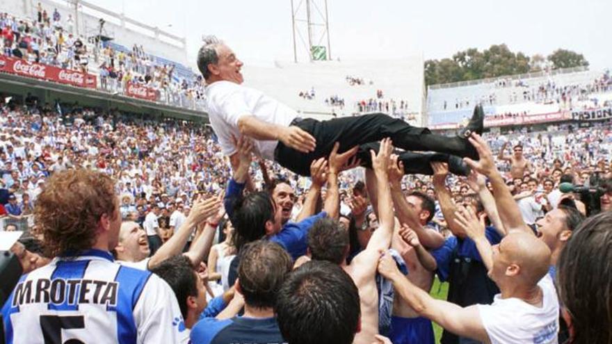 Joaquín Peiró. El entrenador del Málaga de la Liga 1998/99 es manteado por sus jugadores al término del partido ante el Albacete.