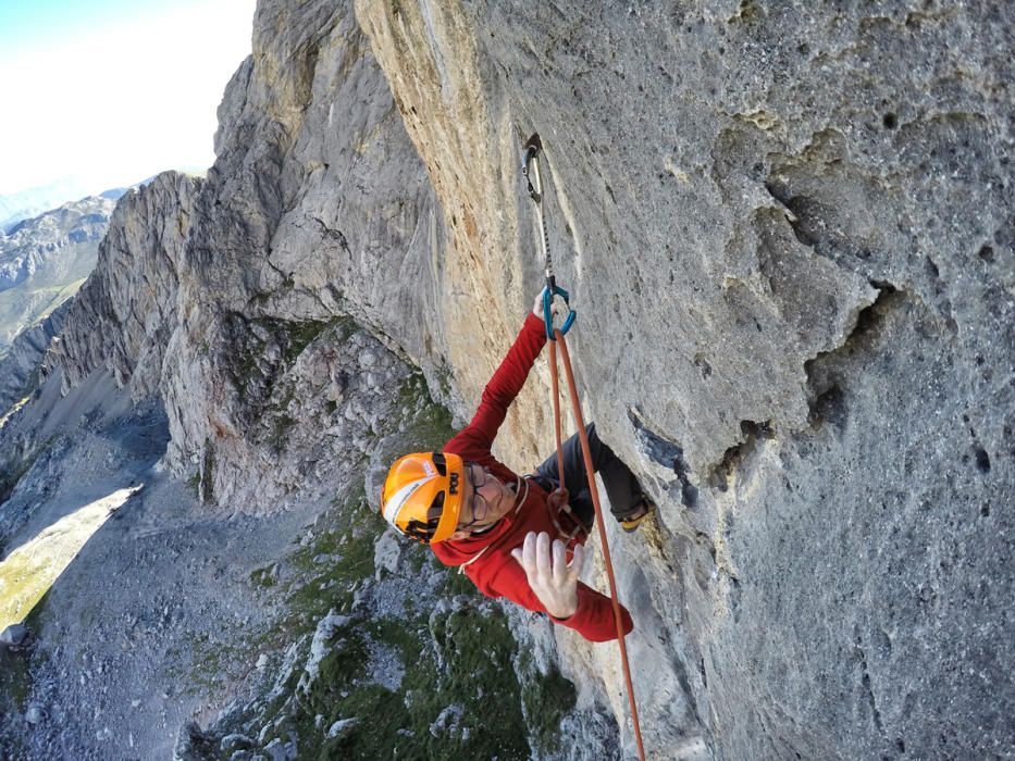 Los hermanos Eneko e Iker Pou y la escaladora  Neus Colom en la vía Marejada Fuerza 6 del Urriellu