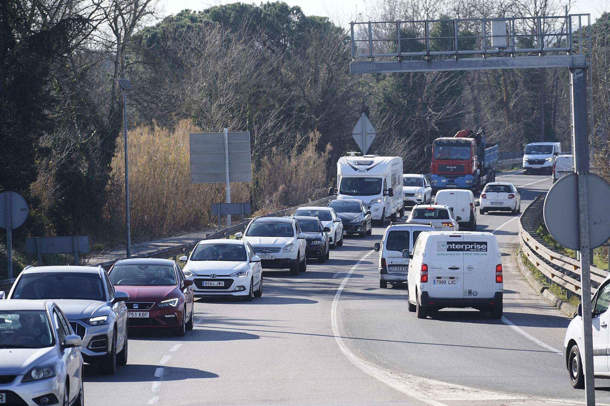 Un accident múltiple a Cassà deixa tres ferits i llargues cues a la C-65