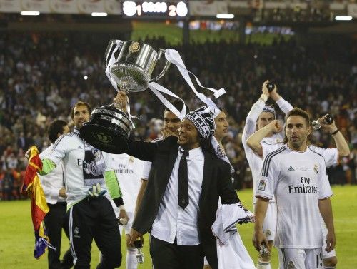 Los jugadores del Real Madrid celebran la victoria en la final de la Copa del Rey