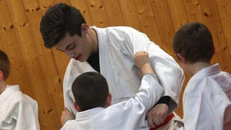 Las escuelas de judo cuentan con veinte niños. // Bernabé