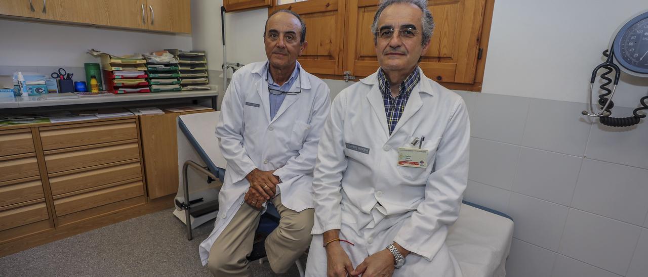José Ramón y Pedro Gené García en el consultorio de Torrellano donde han trabajado casi cuatro décadas.