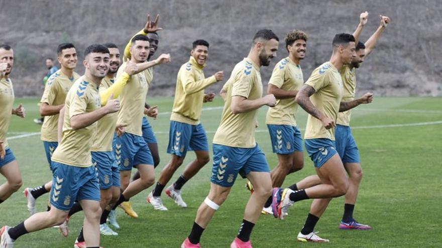 De Benito a Ale Díez, los amarillos saludan a cámara en el inicio de la primera sesión de trabajo de esta semana, en Barranco Seco.