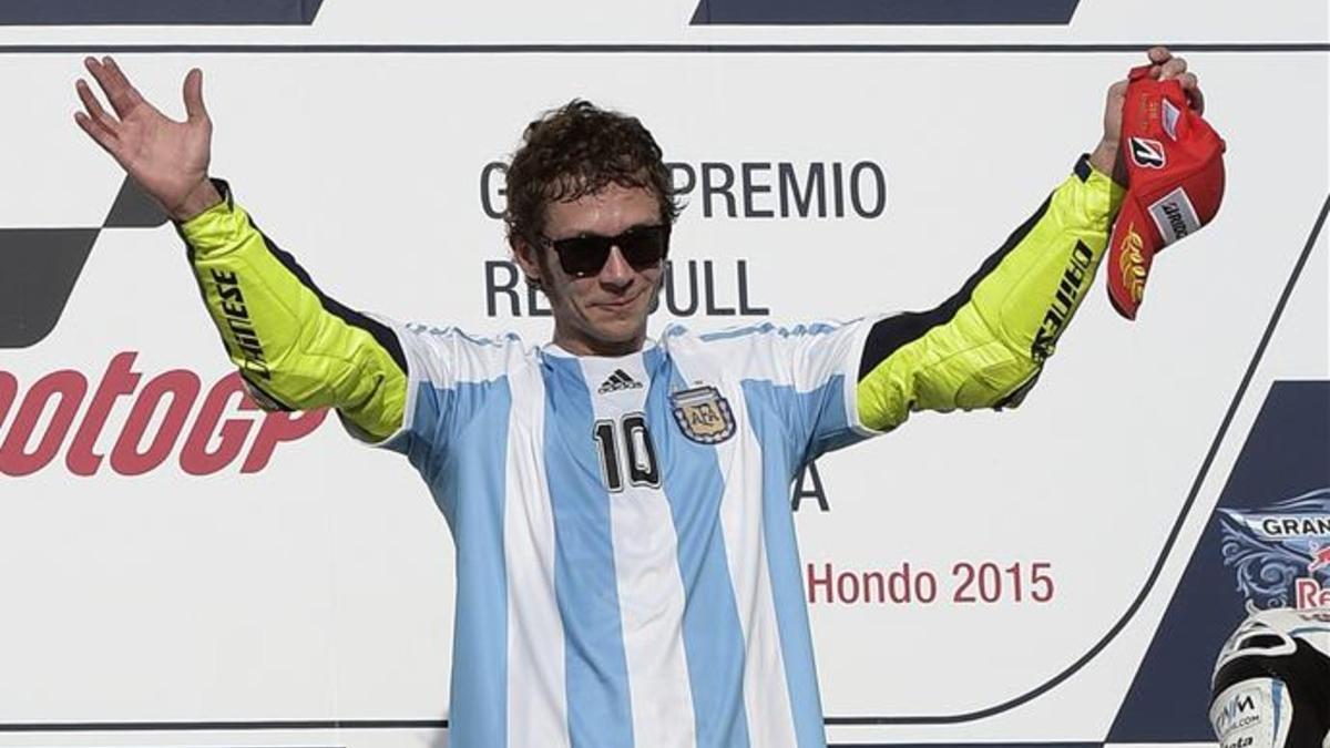 Rossi celebró su victoria en Argentina 2015 con la camiseta de Maradona