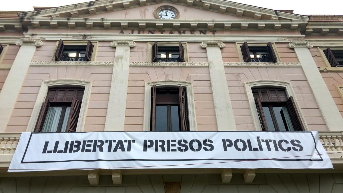 Pancarta en la fachada del Ayuntamiento de Sabadell que reclama 'Libertad presos políticos'.