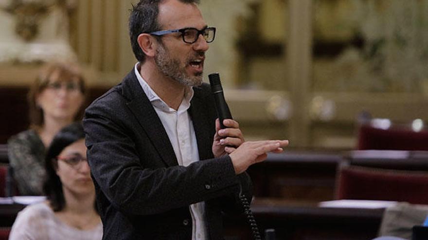 Biel Barceló, durante su intervención en el pleno del Parlament.