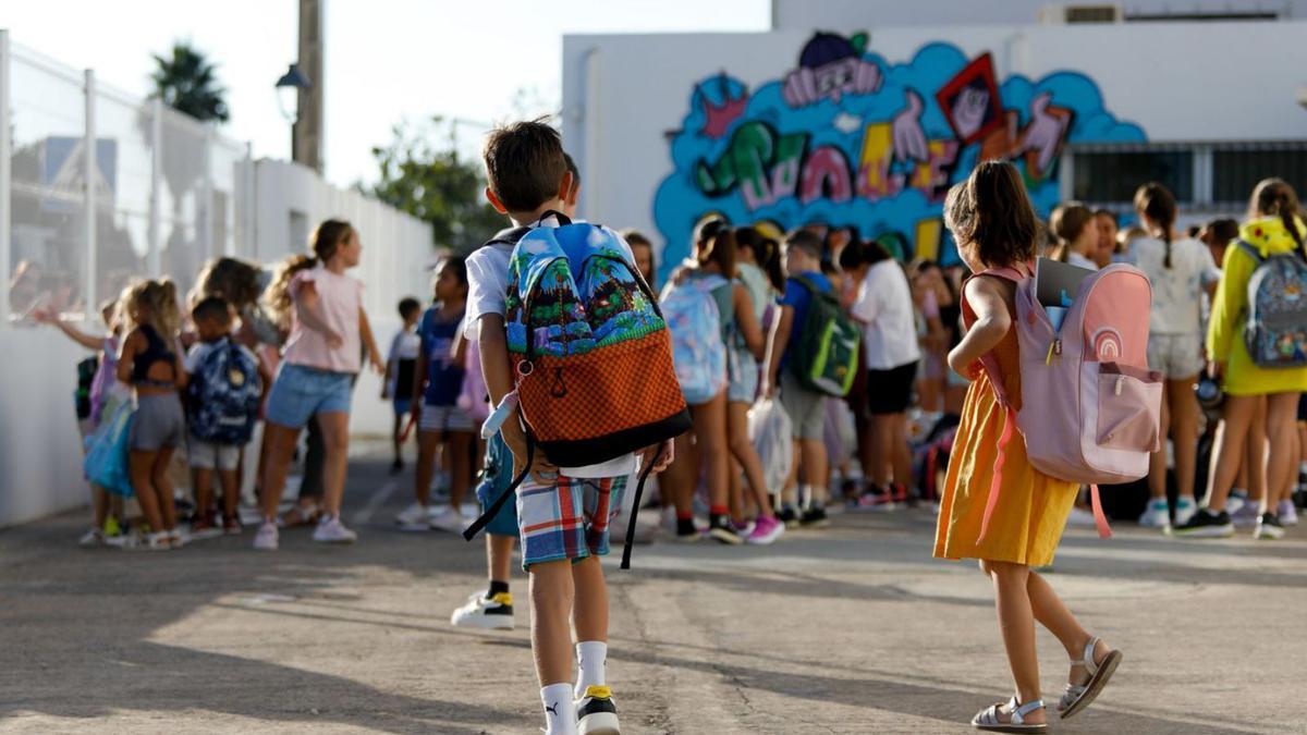 Una madre acompaña a su hijo a la entrada del colegio Sant Rafel.