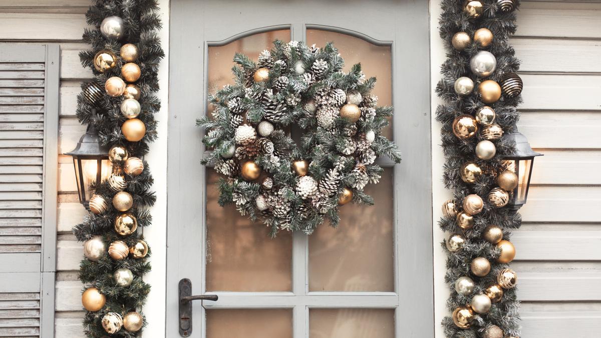 Una puerta exterior decorada de Navidad.