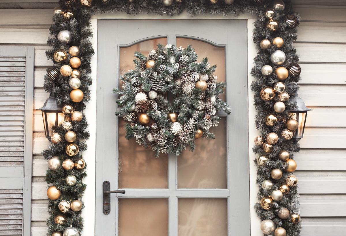 Una puerta exterior decorada de Navidad.