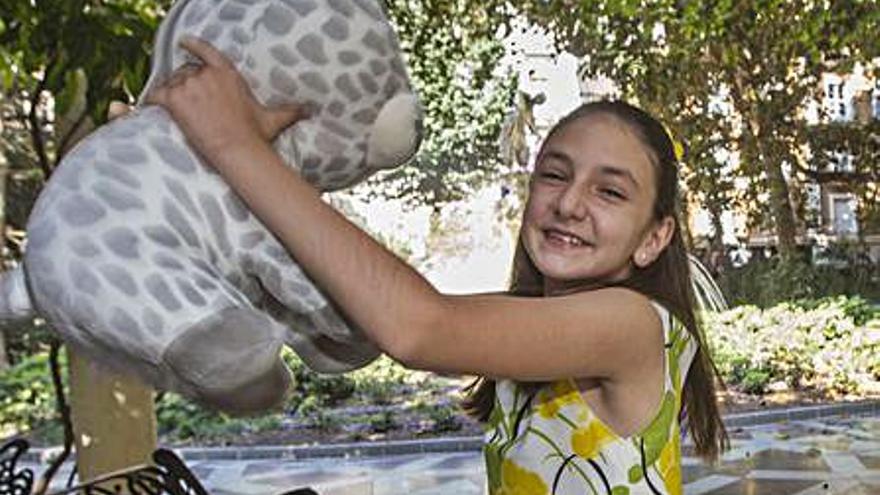 VALERIA ARMERO, dama del foc. Hoguera Ciudad de Asís: «Tengo veinte o treinta peluches. Mi favorito me lo regaló la belleza de mi hoguera en la elección»