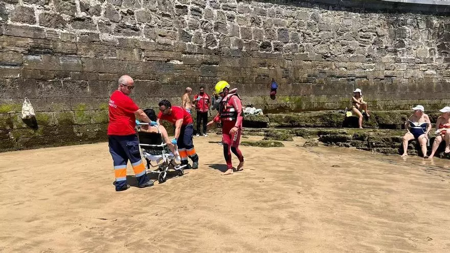 Susto en la playa de San Lorenzo por la caída de una mujer de 72 años en la zona del Pedreru