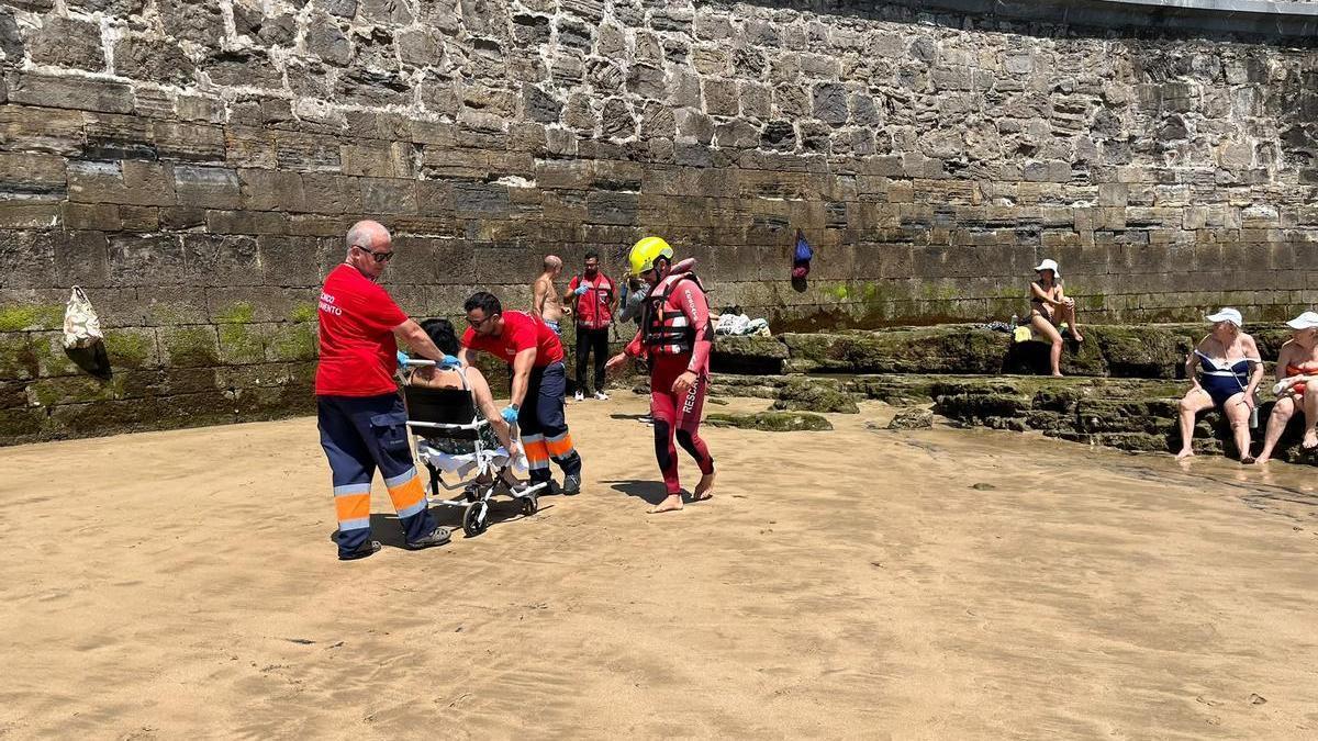 Susto en la playa de San Lorenzo por la caída de una mujer de 72 años en la zona del Pedreru