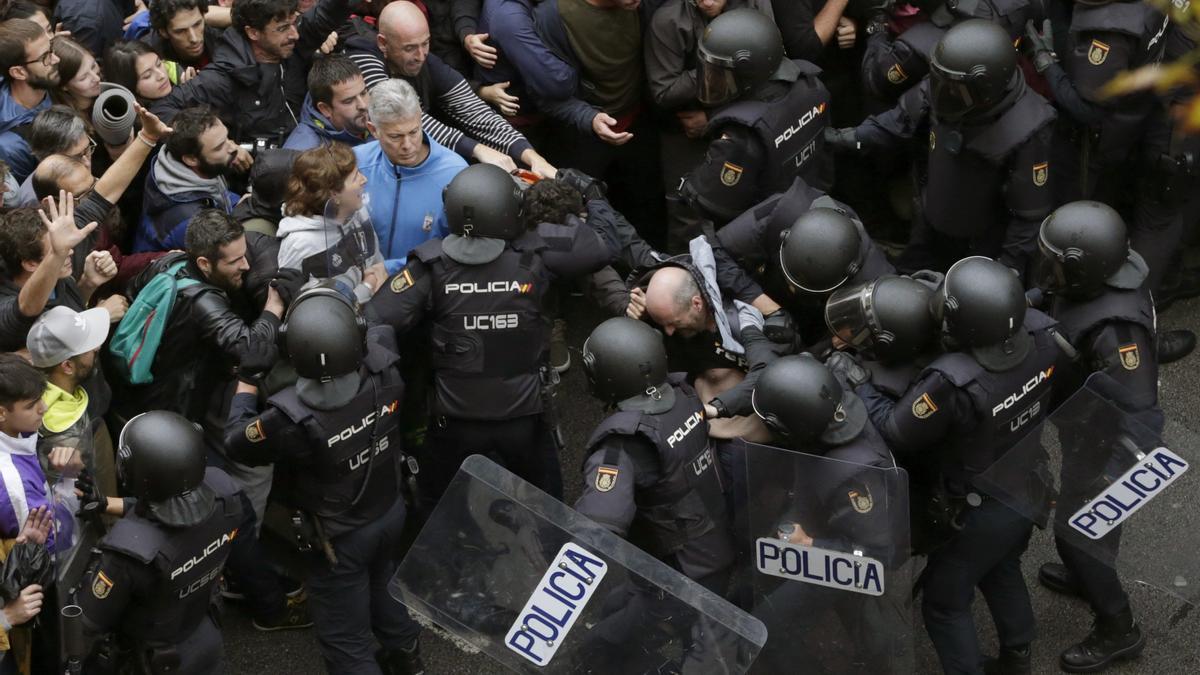 Agentes de la Policía Nacional durante el 1-O.