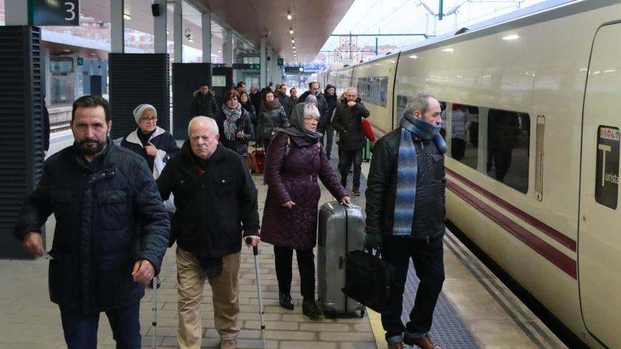 Viajeros zamoranos toman el tren a Madrid.