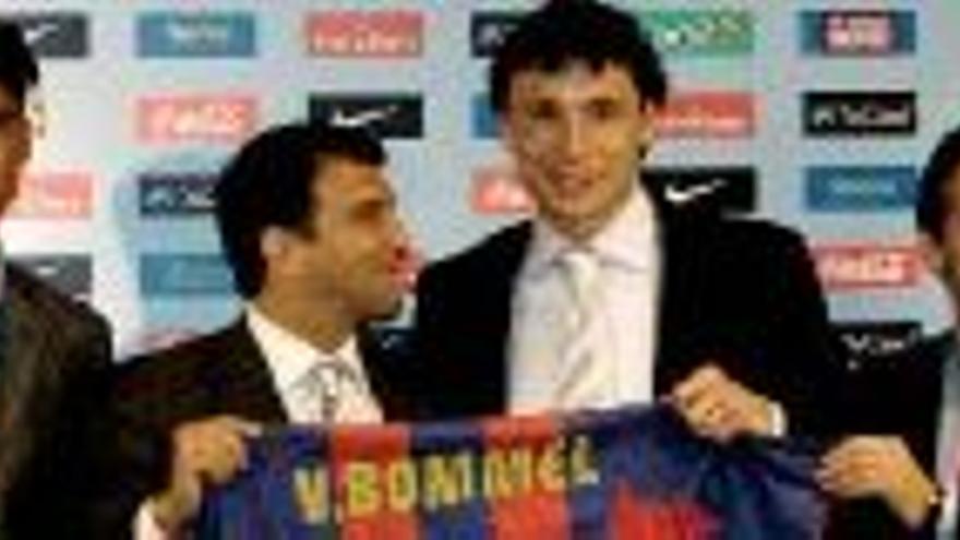 Van Bommel es presentado por el Barcelona