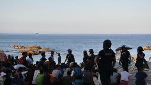 Cientos de personas migrantes reciben atención sanitaria de profesionales del INGESA y voluntarios de Cruz Roja, en la playa del Trampolín, en Ceuta (España). Imagen de archivo.