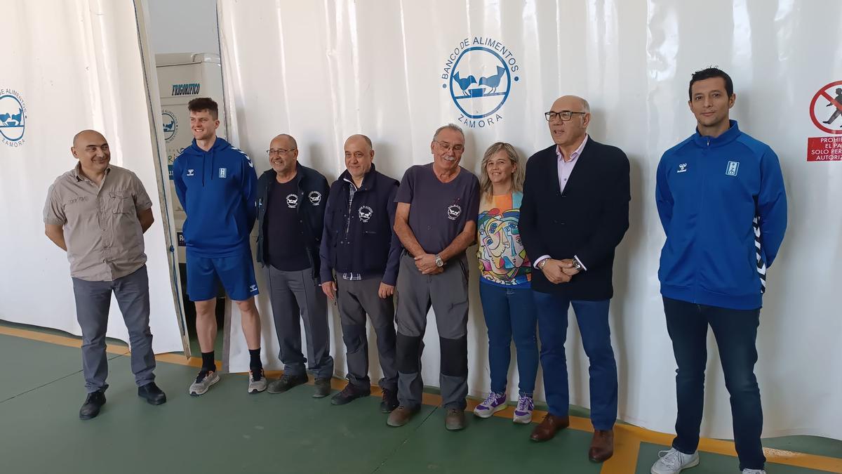 Imagen de la presentación de la colaboración del CB Zamora con el Banco de Alimentos de Zamora