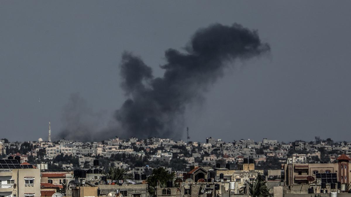 Una columna de fum després d'un bombardeig d'Israel contra Jan Yunis
