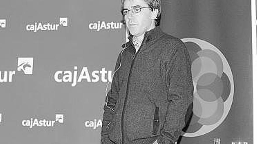 El astrofísico Antxon Alberdi, en el salón de actos de Cajastur en Oviedo.