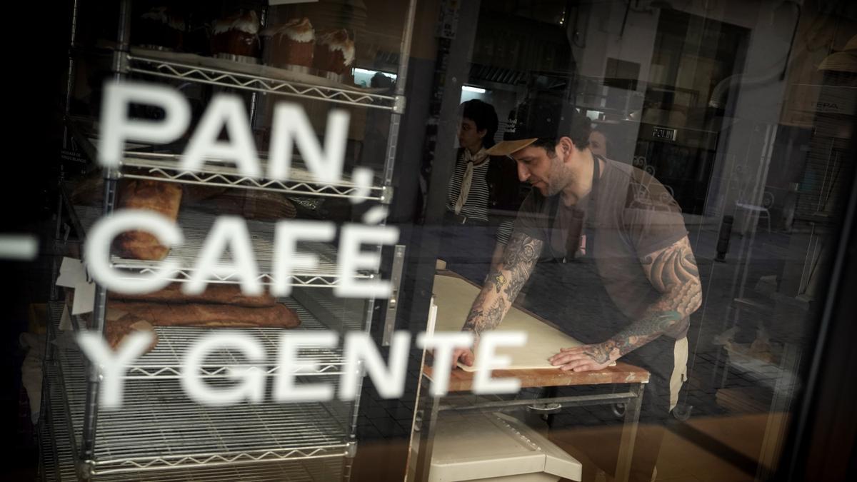 Bajo el lema &#039;Novo Mundo, pan, café y gente&#039;, Guille, junto con sus otros dos socios y compañeros Patricio y Norman, decidieron abrir esta cafetería en un lugar lejos de los sitios turísticos para ofrecer a sus clientes un ambiente más familiar y de barrio.