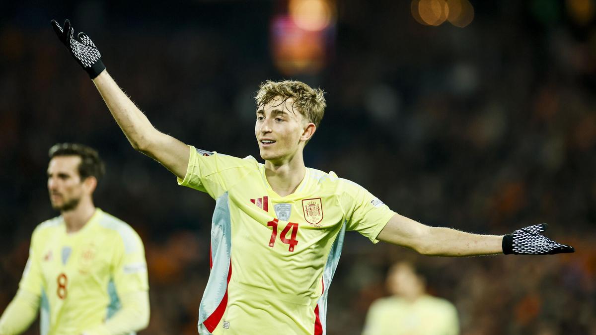 Dean Huijsen, durante una acción en el cuarto de final de la Nations League entre Holanda y España, en Rotterdam