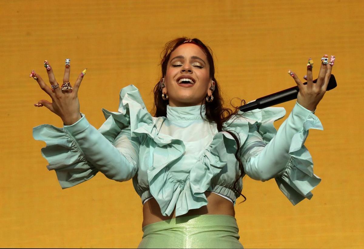 GRAF2440. MADRID, 10/07/2019.- La cantante Rosalía actúa durante la fiesta de bienvenida del festival Mad Cool 2019, que arranca mañana su cuarta edición con cabezas de cartel de la talla de Bon Iver, Vampire Weekend,Chemical Brothers, o los españoles Vetusta Morla. EFE/ Kiko Huesca