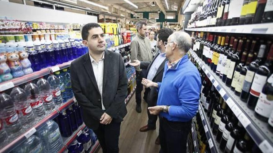 Imagen de la inauguración ayer del supermercado.