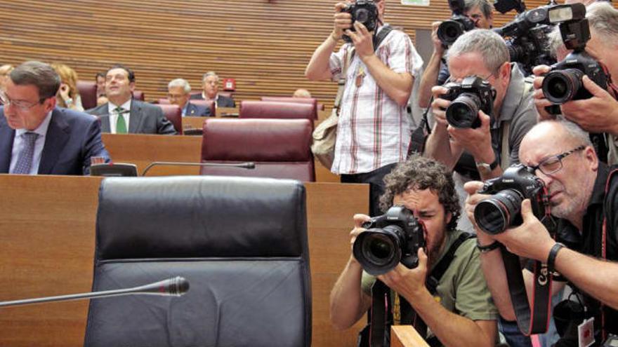 Los informadores captan el escaño vacío de Camps, ayer, en las Cortes Valencianas.