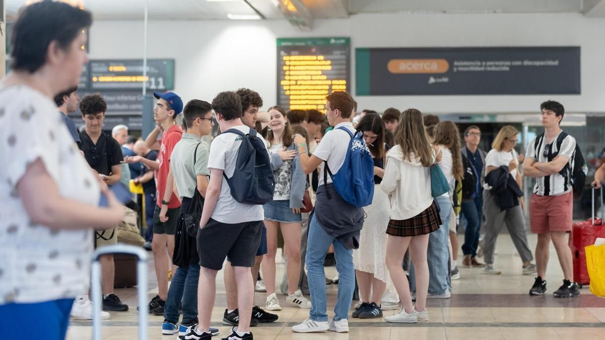 Un grupo de jóvenes a punto de irse de viaje.
