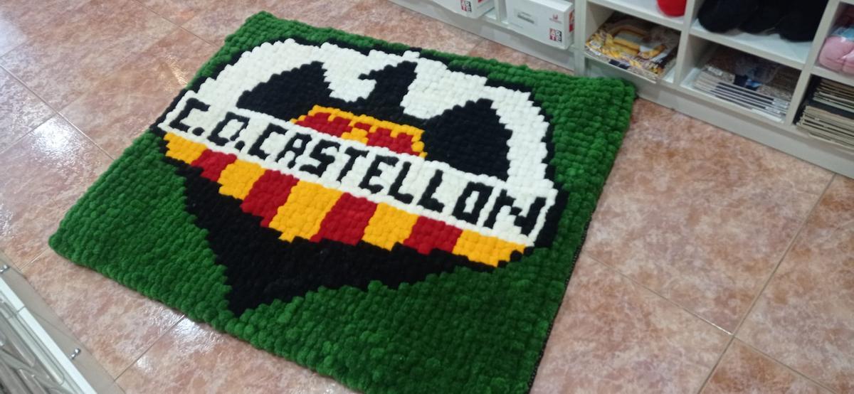 Alfombra con el escudo del CD Castellón realizada por el hijo de Rosa, Agustín Mollón, con 73 ovillos de lana.